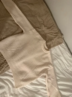 Beige stickad tröja  - Mysig beige stickad tröja från Vailent i storlek S. Tröjan har rund hals, långa ärmar och breda ribbade muddar vid hals, ärmslut och nederkant. 
