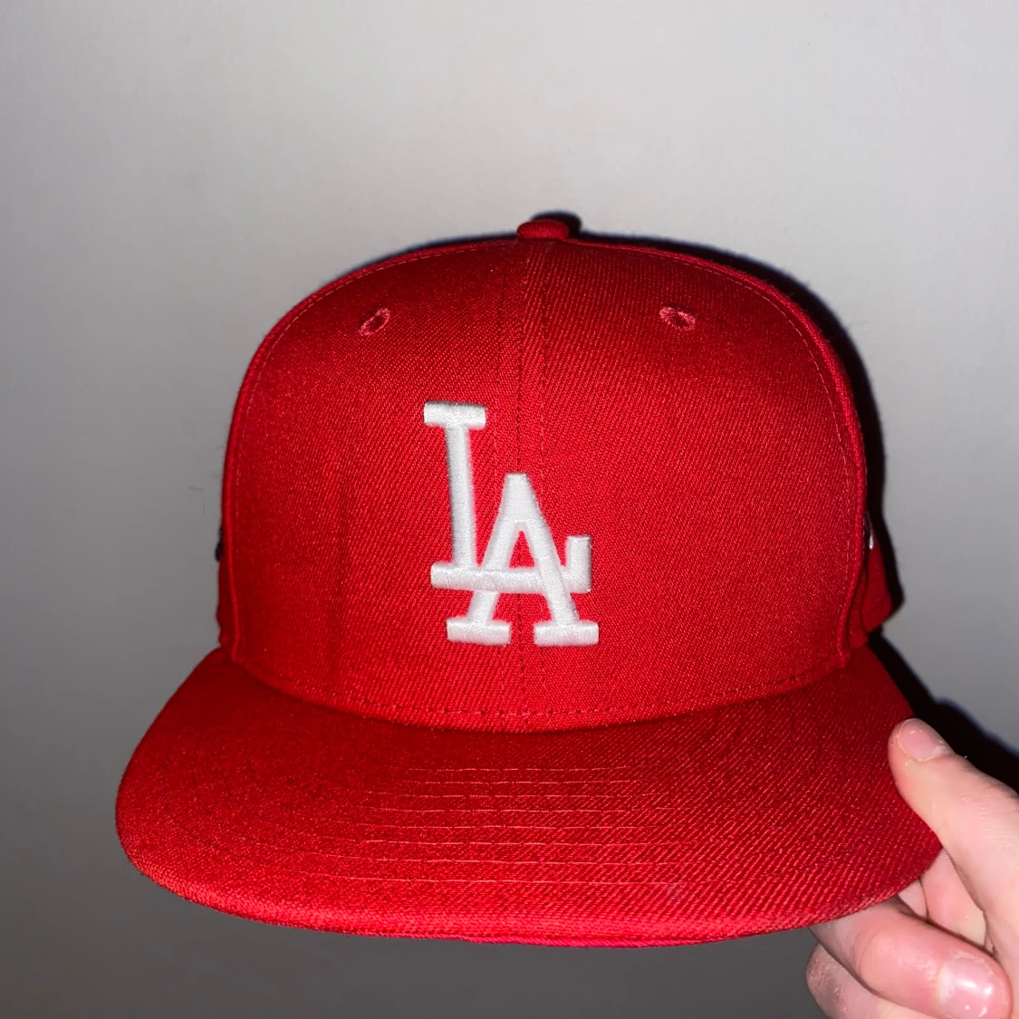 Röd LA New Era keps med brodyr