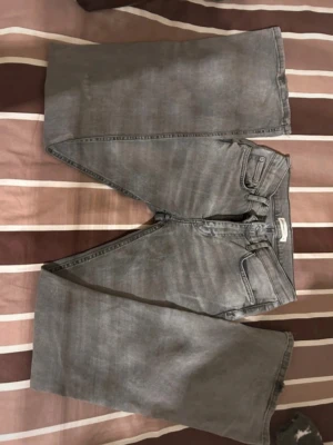 Low waist jeans  - Säljer ett par grå jeans från Perfect Jeans i storlek 34. Byxorna har klassisk femficksdesign, bälteshällor och bootcut passform. Köpte på vinted, säljer för dom inte passar mig!