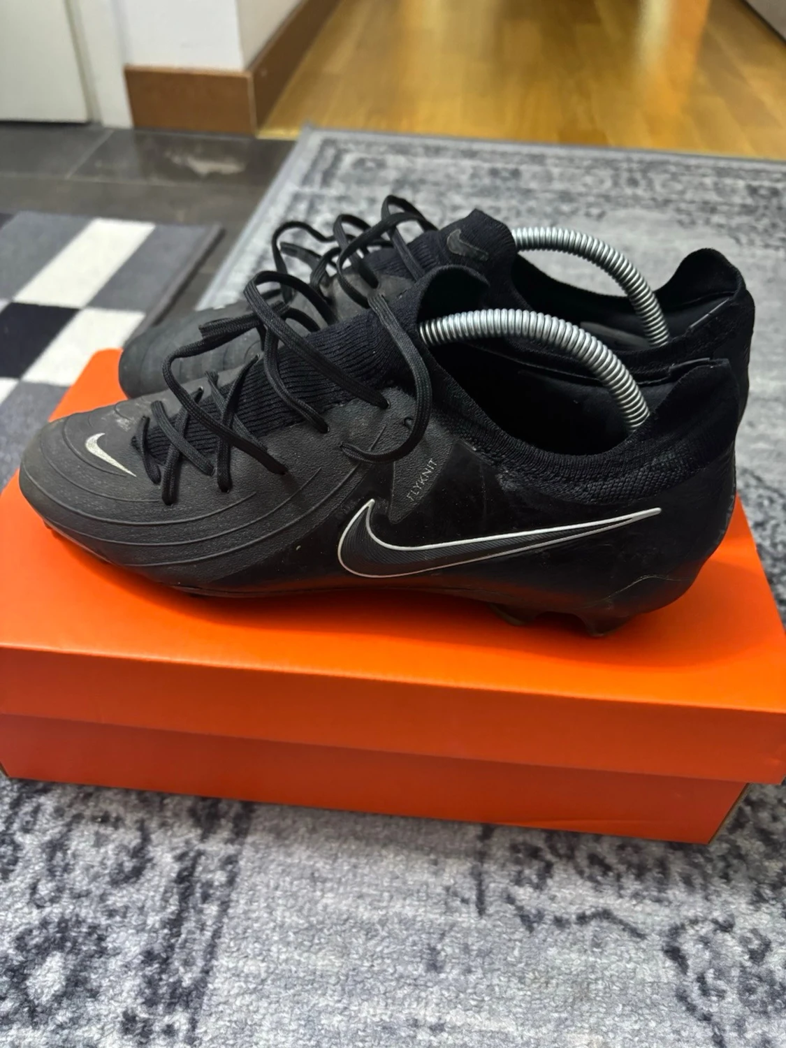 Svarta Nike fotbollsskor med snörning - 2