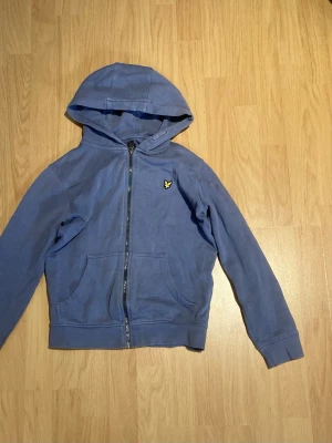Lyle scott - En ljusblå hoodie med en lyle skott logga på bröstet. Superfint skick. Hörnan dig om du är intresserad 