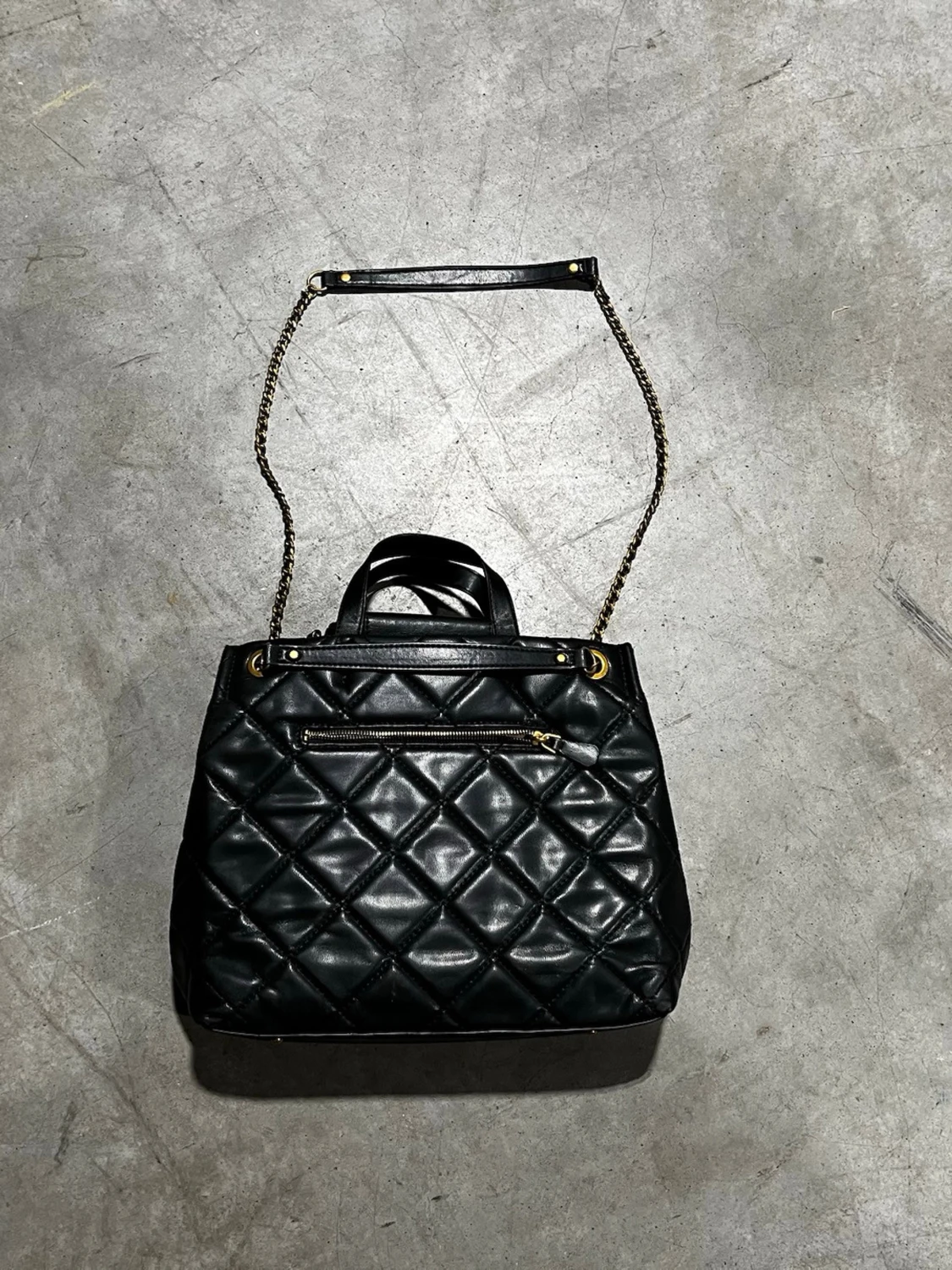 Svart quiltad handväska från Guess - 2