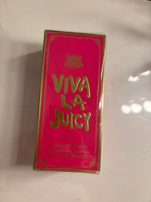 Viva La Juicy parfym 50ml - Juicy Couture Viva La Juicy Eau de Parfum Spray, 50 ml. Säljer pågrund av att jag fick den i julklapp och jag har redan en likadan. Oöppnad 