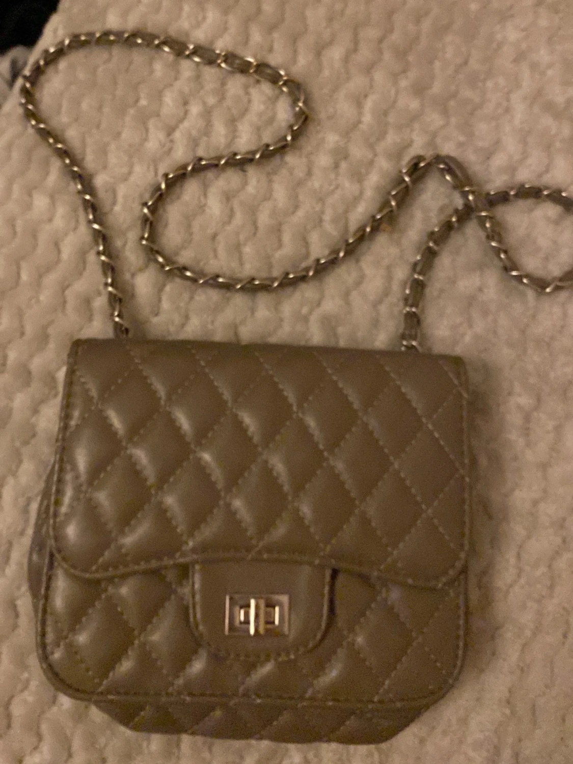Beige quiltad axelväska med kedja