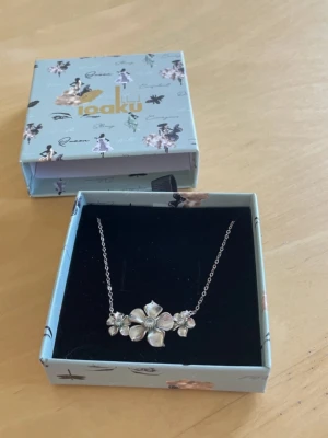 Halsband  - Jättefint ioaku halsband🩵 rostat på en del ställen som man ser på bilderna pga vatten, fukt, därav priset 