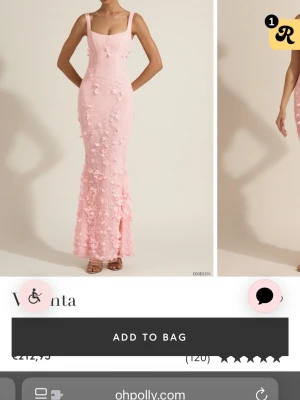 Lång rosa klänning från Oh Polly - Säljer en elegant lång klänning i ljusrosa från Oh Polly. Klänningen har smala axelband, figurnära passform och är dekorerad med 3D-blommor över hela tyget. Perfekt för dig som vill sticka ut med en romantisk look.