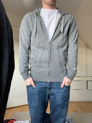 Hoodie från Replay - Grå hoodie från Replay i storlek M. Modellen är 173 cm. 