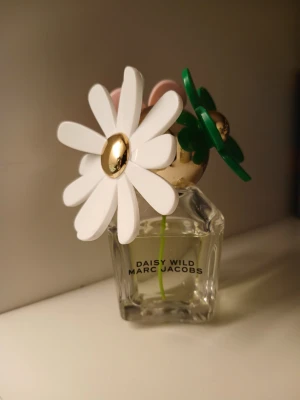 Daisy Wild by Marc Jacobs🌸🌼 - En mycket blommig, söt och fräsch doft som har varit mycket omtyckt, har använts några få sprut absolut, men mycket kvar att ge🦋🌸