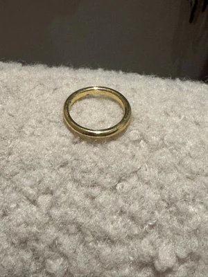 Vanlig guldring - En rostfri ring i guld. Vet inte om den har äkta guld i sig. Köpte för ca 650kr