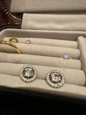 Glittriga örhängen - Snygga glittriga örhängen i guld. Troligen från Caroline Svedbom. 