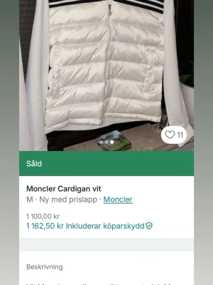 Vit pufferjacka från Moncler - Snygg vit pufferjacka från Moncler med quiltad framsida och dragkedja. Jackan har långärmade vita ärmar i kontrast mot den glansiga kroppen och svarta ränder upptill. Perfekt för dig som gillar stilrena och sportiga vibes.