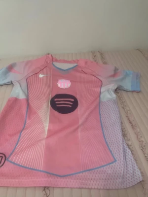 Barcelona tröja - Bilderna visar en rosa FC Barcelona fotbollströja med namn och nummer. .