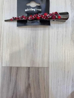 Hårklämma - Hårspänne med röda och rosa dekorationer från Wishing Tree.
