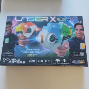 Laser X Ultra Double Blasters Laser tag - Laser X Ultra Double Blasters är ett komplett laserspel för två spelare med 300 fots räckvidd. Inkluderar två blasters, två bröst-mottagare och instruktioner. Produkten är i nyskick och levereras i originalförpackning.