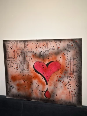 Handmålad asap rocky tavla, pris kan diskuteras! - Unik graffititavla med ett stort rött hjärta i mitten och texten 'YOUR ONLY LIMIT IS YOU' samt 'ASAP' längs sidan. Bakgrunden har en cool mix av orange, svart och grå sprayfärg med stänk och droppar för extra streetkänsla. Perfekt som statement piece till rummet.