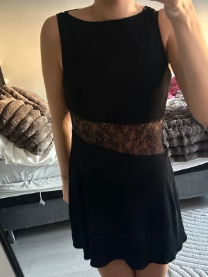 Zara klänning - Klänning från Zara med spets, oanvänd 