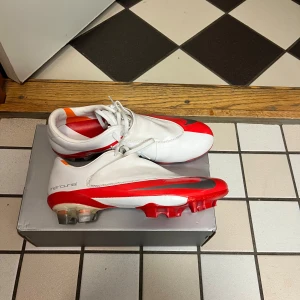 Nike mercurial vapor V elite 40 - Ett par väldigt sälsynta Nike vapor v som de heter men även Nike mercurial vapor 5 elite. Modellen är väldigt gammal Ronaldo hade modell i United. Skorna är fg och storlek 40.