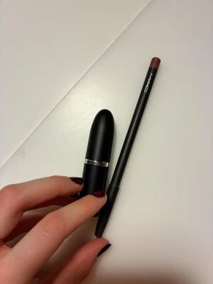 MAC lipkit  - KNAPPT ANVÄNT!!!! NYPRIS 479 kr. Säljer ett klassiskt MAC läppkit bestående av ett läppstift och en matchande läppenna båda i färgen ”WHIRL”. Läppstiftet är krämigt och lätt att applicera. Båda har MAC-loggan tryckt på sig.