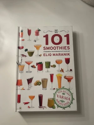 101 Smoothies - Upptäck 101 färgglada och näringsrika smoothies! Perfekt för dig som vill ha kul i köket och testa nya smaker. Innehåller både kalla och varma smoothies samt tips på superfoods. Inspirerande bok för dig som vill boosta vardagen med hälsosamma drycker.
