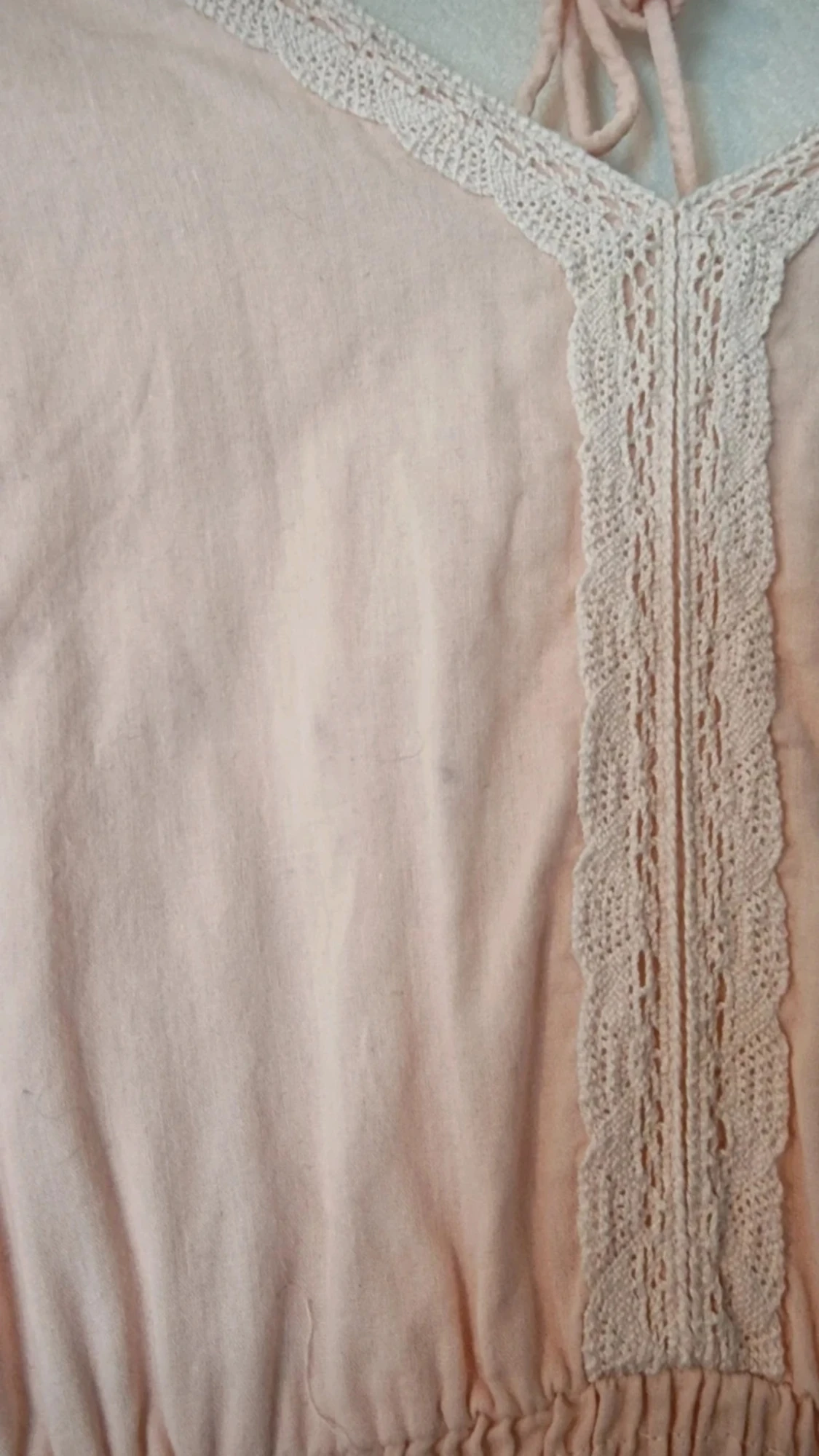 Kort klänning med spetsdetaljer - 2