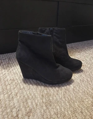 Svarta wedge boots/ klackskor - Svarta wedge klack skor, köpta secondhand- lite slitna i materialet inuti men inget farligt Enda anledning till att jag säljer är för att dem är för små 😊Buda gärna 