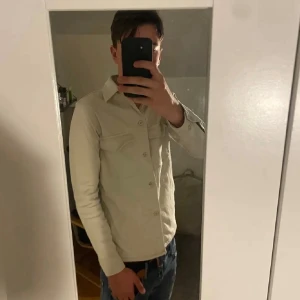 Overshirt  - Tja säljer denna snygga overshirten från SAMS. Storlek XS men passar även S. Skick 10/10! Hör av sig vid funderingar 😊
