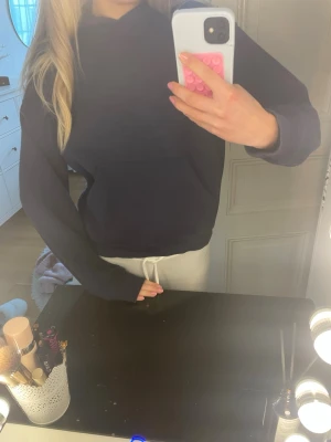 Mörkblå hoodie - Jättesnygg mörkblå hoodie från gina tricot. Jättemysig och härlig! Storlek xs!