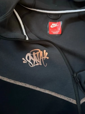 Nike Tech - Den kända Central Cee nike tech. Passar fint till våren 