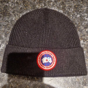 Canada Goose mössa  - Ny oanvänd svart ribbstickad mössa från Canada Goose. Perfekt för kalla dagar och snygg till vinterlooken. Vid funderingar, bilder eller intresse bara att höra av sig 🤩