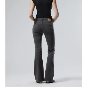 Jeans Weekday - Bootcut jeans lågmidjade från Weekday i gråsvart, köpta i somras men kommer inte till användning. Formar så bra, modellen heter ”Flame”. 24/32🍂