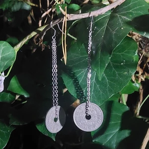 Örhängen av mynt  - Hangers gjorda för töjda öron. De väger 10.8g enskillt. De går att ha i vanliga hål men är då INTE menade för vardagligt bruk. Vi ansvarar inte för eventuella skador vid fel användning av smycken. 