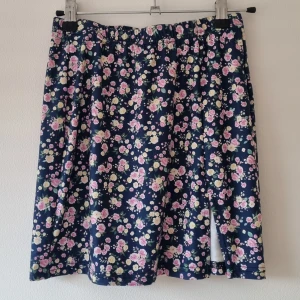 Minikjol - Blommig minikjol