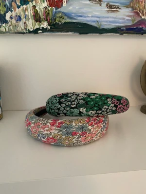 Beck söndergaard hårband - Säljer mina två hårband från Beck Söndergaard. 299kr/ st. Nyskick, knappt använda 