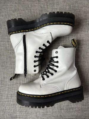 Vita dr martens  - Vita Dr.martens JADON SMOOTH-LÄDER PLATTFORMSKÄNGOR, nypris 2.400kr  Använda 3 gånger, säljer pga förstora 💚