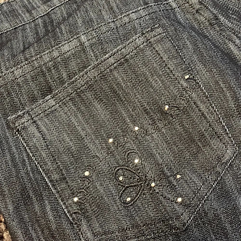 Mörk blå/svarta vida jeans med detaljer på bakfickorna och vid framfickorna. De går hel vägen ner på mig som är 173 så perfekta för långa🥰 färgen blev ljusare på bild. Jeans & Byxor.