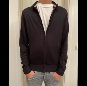 Cashmere zip - Hej, säljer nu min super fräscha cashmere zip i storlek S, skick 9/10. Tröjan är från det exklusiva märket blumelange. Hör av er vid frågor och funderingar, fraktas spårbart via postnord eller möts upp i göteborg!📦