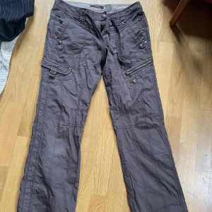 Carhos - Väääärldens finaste bruna lågmidjade cargos säljes för de är för små för mig 😭 de är perfekta på alla sätt!! Storleksmärkt 8 å skulle passa perfekt på en xs/s Mått: 37 cm tvärs över 78 cm innerbenslängd 