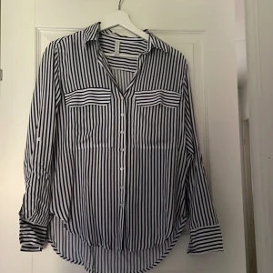 Skjorta  - Super fin skjorta från New Yorker. Helt oanvänd då det inte är min stil längre  