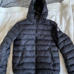 Svart pufferjacket från Colmar  - Jackan är i nyskick endast använd ett fåtal gånger. Nypris 4300kr
