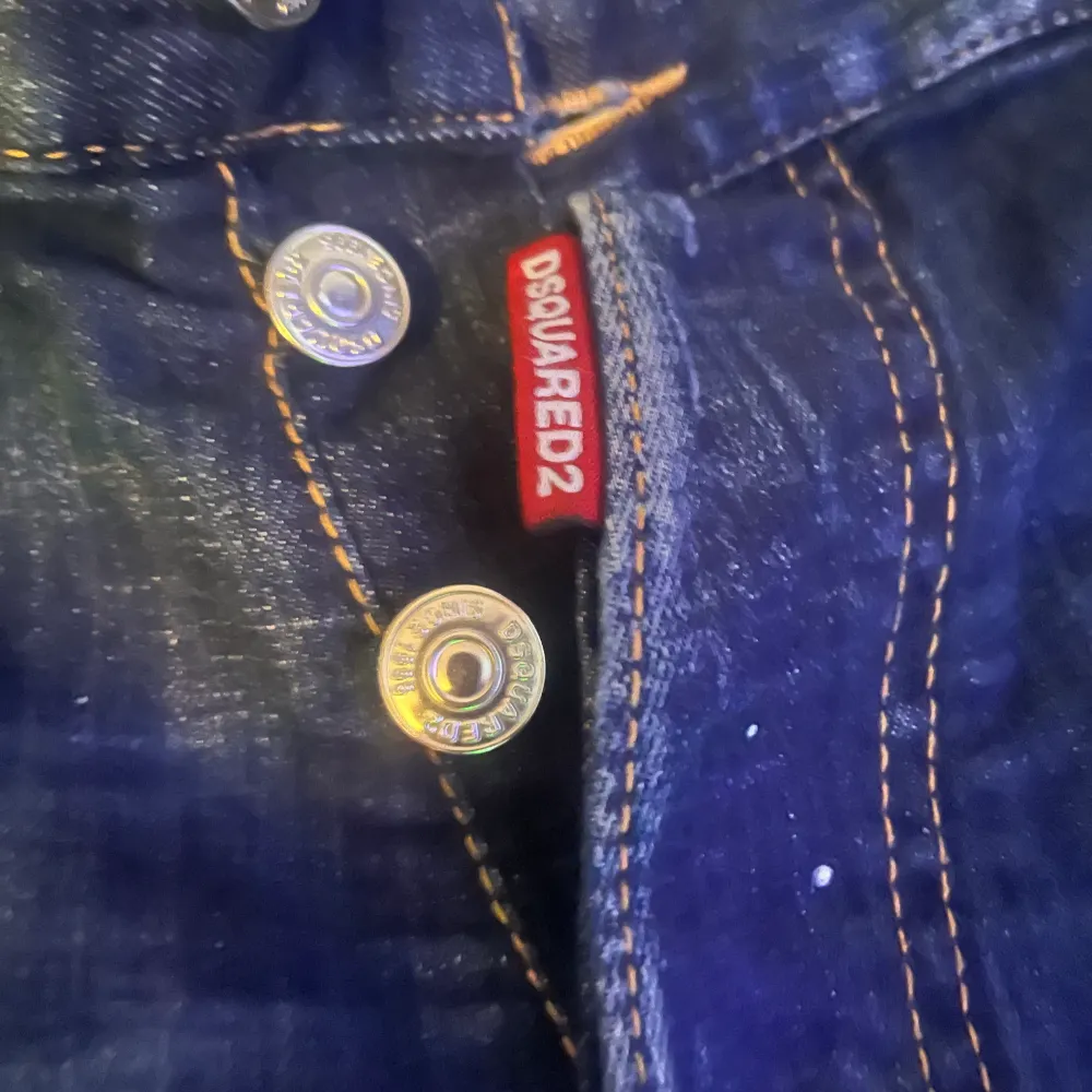 Säljer nu mina Dsquared2 jeans för att dom ej passar mig längre. Köpt i London från Dsquared affären.  Skick 9/10 . Jeans & Byxor.
