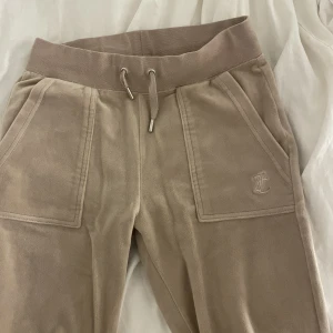 juicy mjukis - säljer mina juicy couture byxor som är sparsamt använda och har inga defekter alls💖