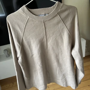 Oanvänd tröja M - Superfin nougatfärgad.