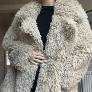 Oversize fuskpäls - Oversize fuskpäls i beige.  Jag är normalt M/L och har XL i den här för en oversize-känsla. Från H&M. 