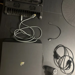 Playstation 4 pro - Ps4 pro funkar perfekt, används inte längre kontroll ingår, laddare, laddningstation