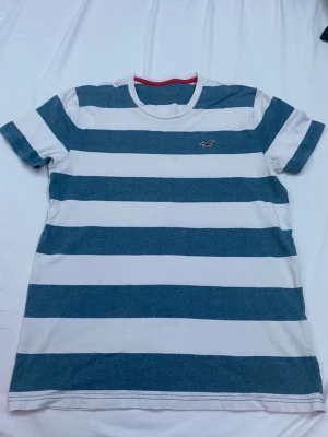 Holister tröja  - En snygg och fresh Hollister t shirt med ett coolt randigt mönster. Den är i ett prima skick och väldigt skön.