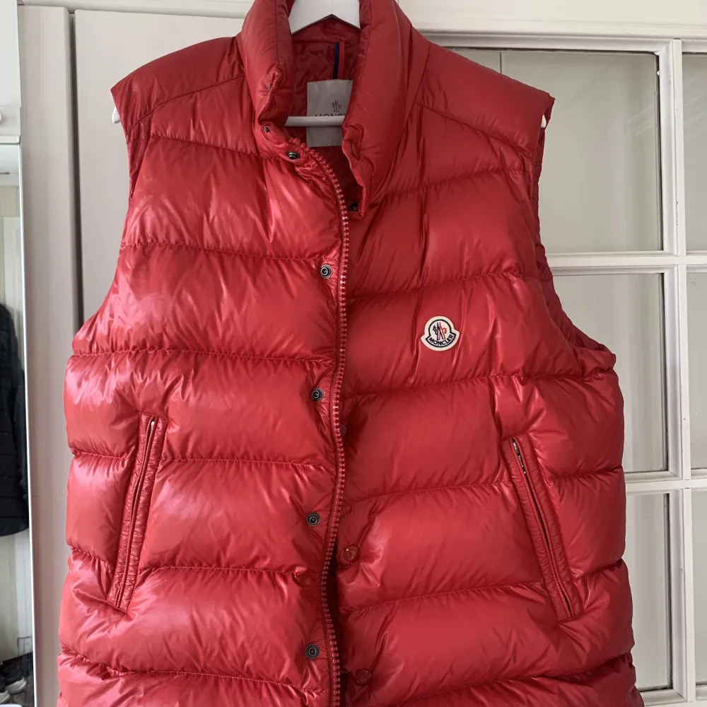 En Moncler Tib väst i storlek 3 (L). Men passar även M. Som i nyskick, använd sparsamt.   Nypris: 7000kr  Skickas!. Jackor.