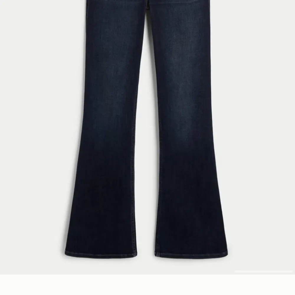 Säljer heeelt oanvände jeans från hollister köpta i somras men passade tyvärr inte. Skriv för fler bilder. Jeans & Byxor.