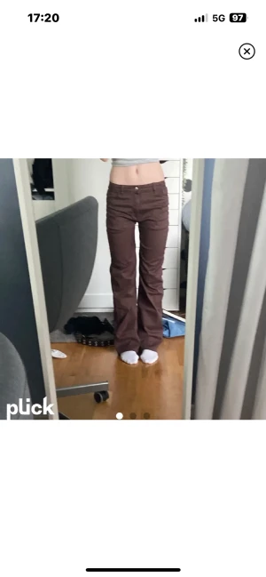 Bruna midrise jeans  - Från lindex i mjukt denim material, barnavdelningen men stora på mig som brukar ha 34 i byxor. Raka med lite flare i benen, super snygga till vintern!