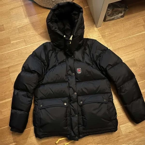 Svart fjällräven jacka - Svart fjällräven jacka köpt i Mars 2023 endast använd ca 5 ggr, så den är inprincip i nyskick. Köpt för 6999kr. Frakt ingår ej ❤️