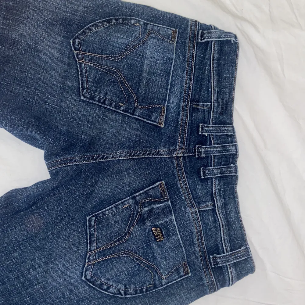 Svincoolaa miss sixty jeans med snygga detaljer dem är i jättebra skick och pissnygga dem är dock pyttelite förkorta (jag cirka 170) skriv vid funderingar💘💘💘. Jeans & Byxor.